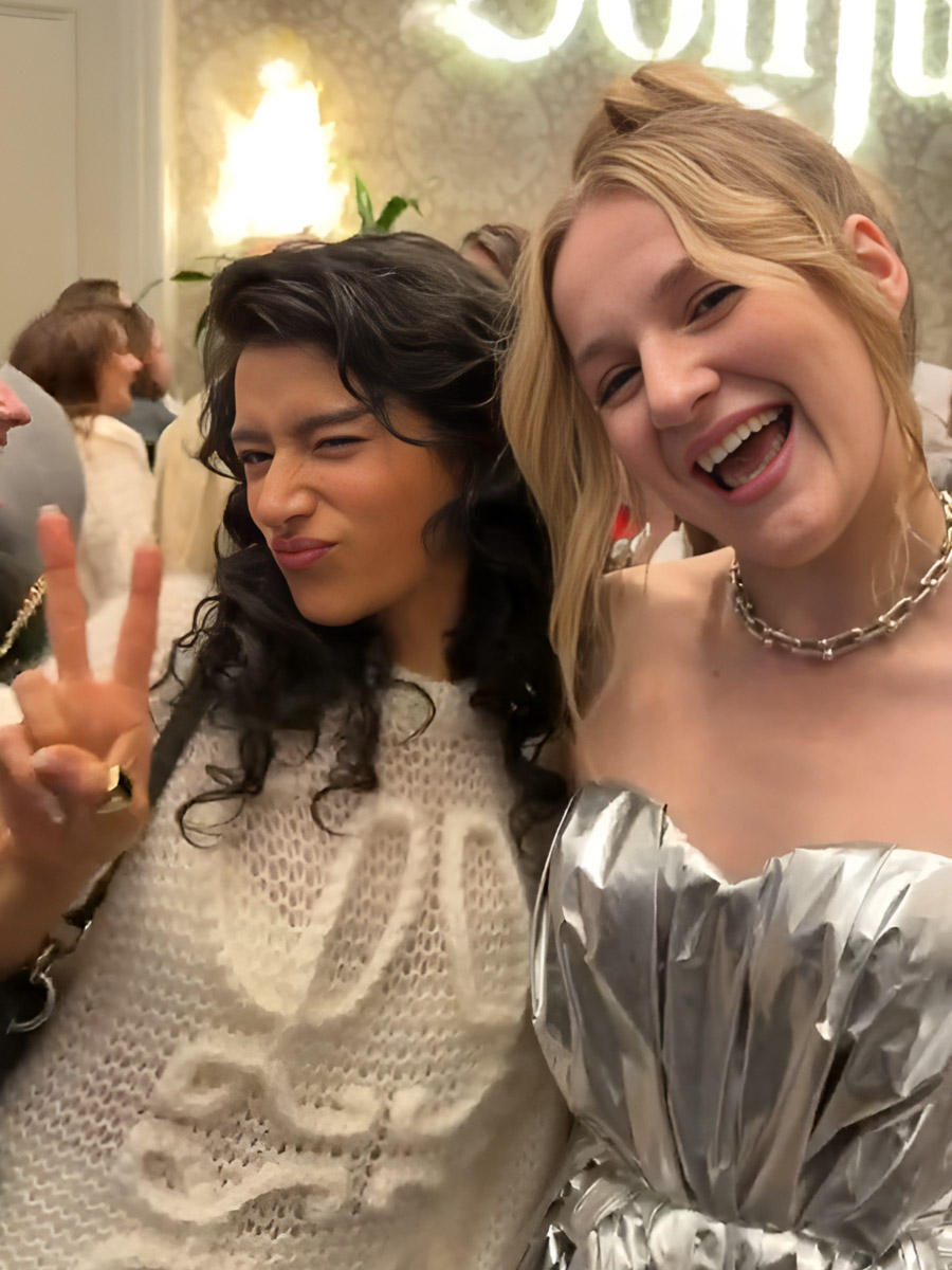 Ковровчанка Полина Пушкарева сделала себя сама. Она инфлюенсер, актриса, инвестор и продюсер, владелец бизнес-проектов в Нью-Йорке. Также русская девчонка продвигает таланты, делая людей знаменитыми. Ярким примером стало появление ее протеже Анастасии Федько на закрытой вечеринке BAFTA Tea Party с участием Леонардо Ди Каприо, а позже и на церемонии «Золотой глобус».