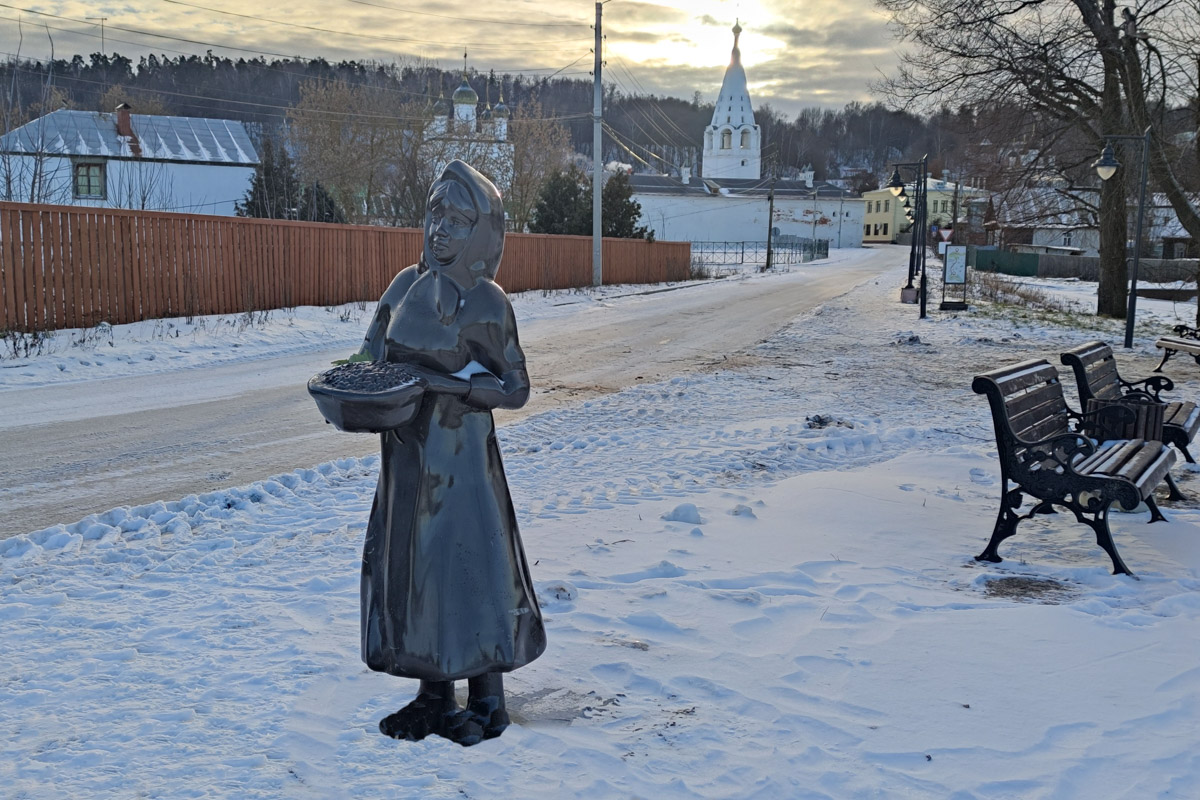 В живописном уголке 33-го региона, который неофициально называют купеческой столицей России, запустили новый туристический маршрут под названием «Дореволюционная лирика Гороховецкого уезда». В его основе сразу несколько малых архитектурных форм, герои которых напоминают местных жителей начала прошлого века. Теперь на улицах можно встретить рабочего-котельщика, плотников или девочку-гимназистку.