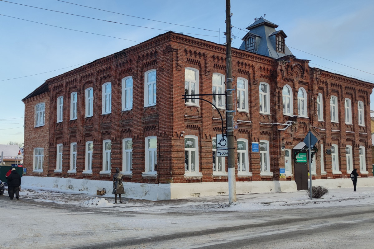 В живописном уголке 33-го региона, который неофициально называют купеческой столицей России, запустили новый туристический маршрут под названием «Дореволюционная лирика Гороховецкого уезда». В его основе сразу несколько малых архитектурных форм, герои которых напоминают местных жителей начала прошлого века. Теперь на улицах можно встретить рабочего-котельщика, плотников или девочку-гимназистку.