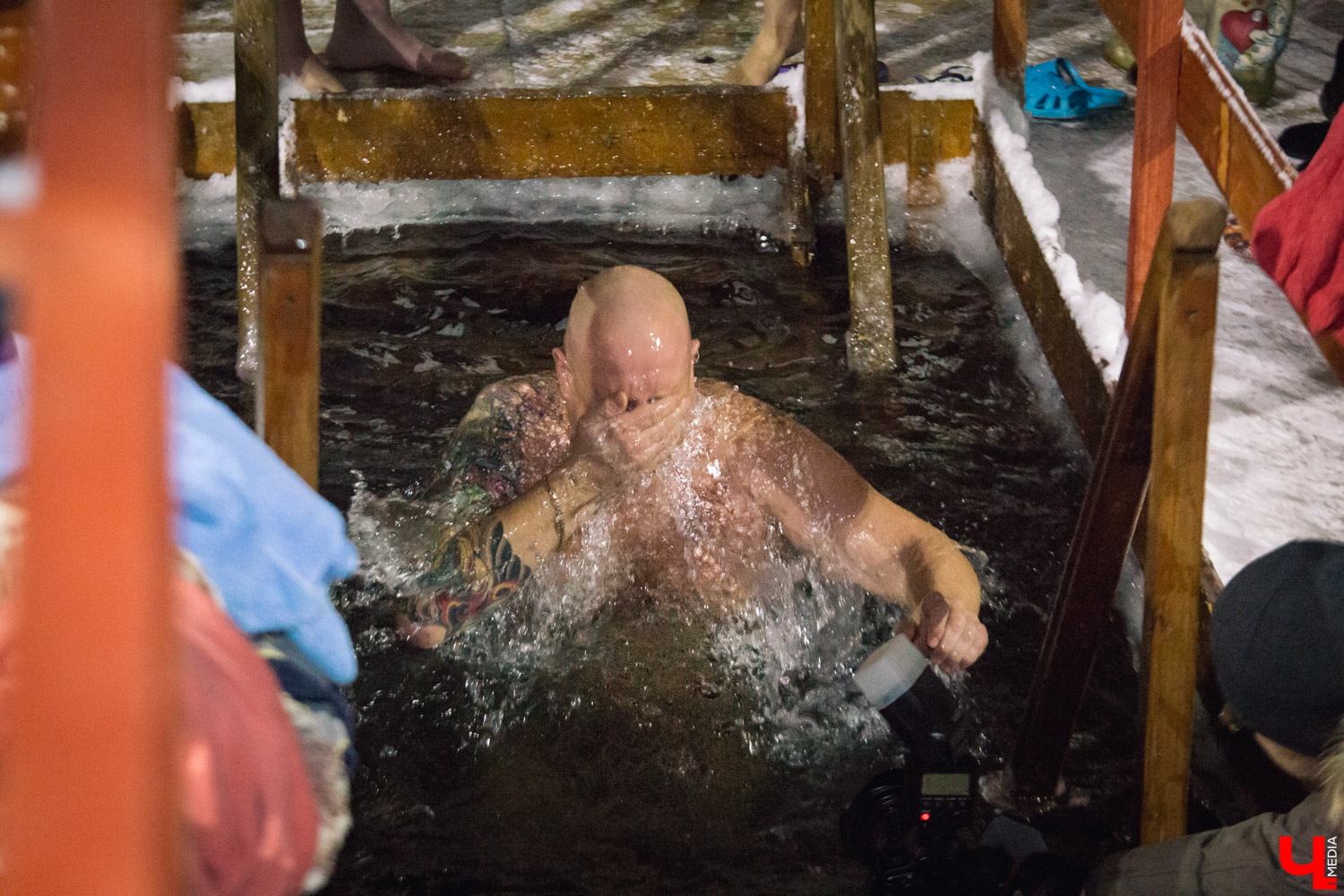 Несмотря на крещенский мороз, окунуться в проруби планируют сразу 12 тысяч жителей региона. И это в три раза больше, чем в прошлом году. Сколько реально придет к купели, будет известно только утром 19 января, когда спасатели подведут итоги ночного обряда. Всего в области откроют 35 мест для коллективного омовения.