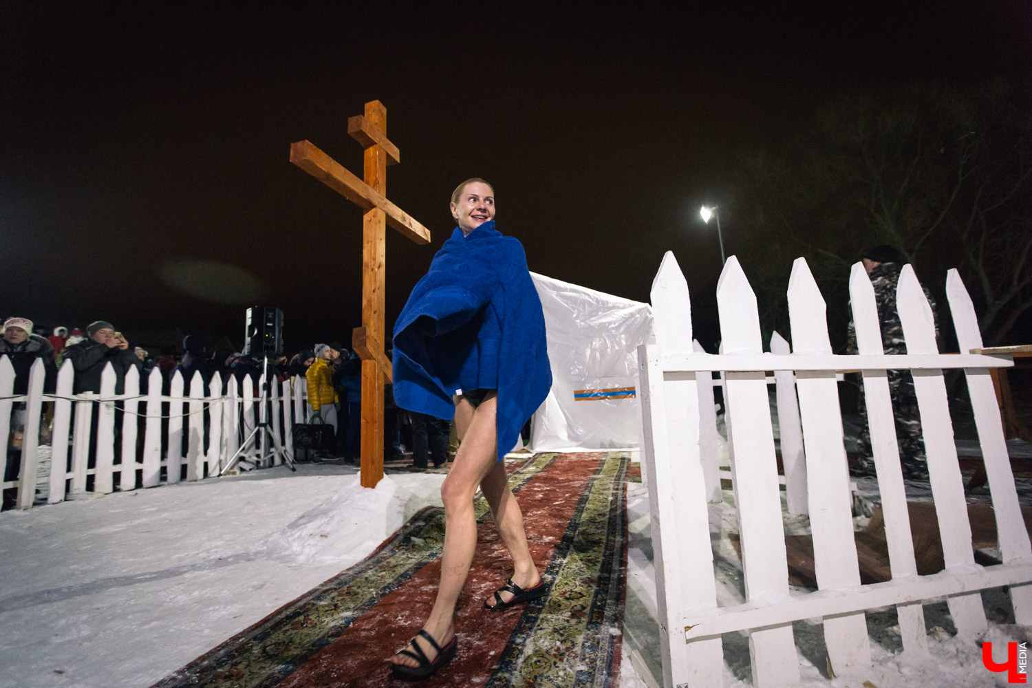 Несмотря на крещенский мороз, окунуться в проруби планируют сразу 12 тысяч жителей региона. И это в три раза больше, чем в прошлом году. Сколько реально придет к купели, будет известно только утром 19 января, когда спасатели подведут итоги ночного обряда. Всего в области откроют 35 мест для коллективного омовения.