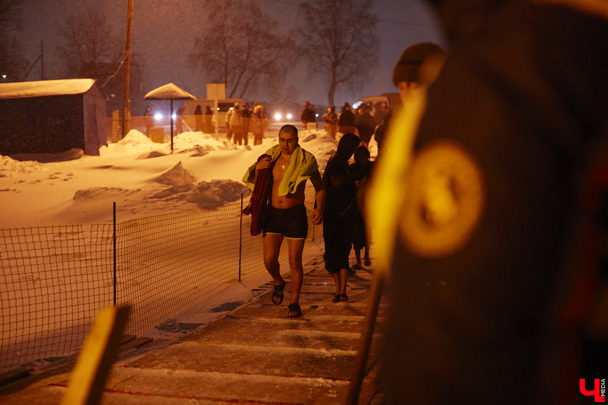Несмотря на крещенский мороз, окунуться в проруби планируют сразу 12 тысяч жителей региона. И это в три раза больше, чем в прошлом году. Сколько реально придет к купели, будет известно только утром 19 января, когда спасатели подведут итоги ночного обряда. Всего в области откроют 35 мест для коллективного омовения.