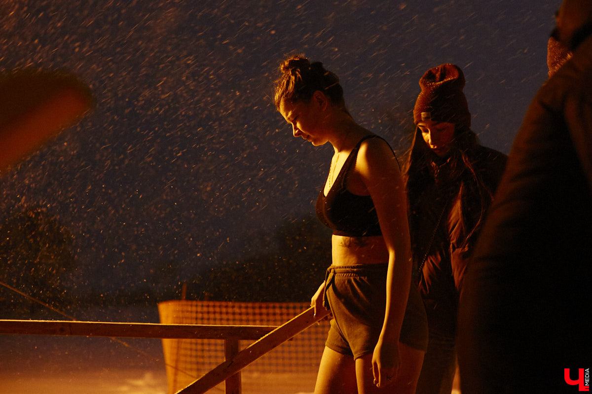 Несмотря на крещенский мороз, окунуться в проруби планируют сразу 12 тысяч жителей региона. И это в три раза больше, чем в прошлом году. Сколько реально придет к купели, будет известно только утром 19 января, когда спасатели подведут итоги ночного обряда. Всего в области откроют 35 мест для коллективного омовения.