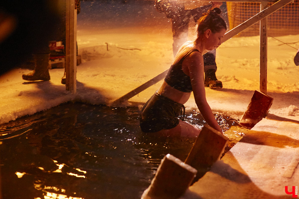 Несмотря на крещенский мороз, окунуться в проруби планируют сразу 12 тысяч жителей региона. И это в три раза больше, чем в прошлом году. Сколько реально придет к купели, будет известно только утром 19 января, когда спасатели подведут итоги ночного обряда. Всего в области откроют 35 мест для коллективного омовения.