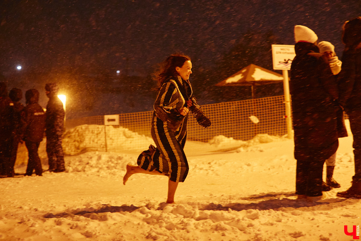 Несмотря на крещенский мороз, окунуться в проруби планируют сразу 12 тысяч жителей региона. И это в три раза больше, чем в прошлом году. Сколько реально придет к купели, будет известно только утром 19 января, когда спасатели подведут итоги ночного обряда. Всего в области откроют 35 мест для коллективного омовения.