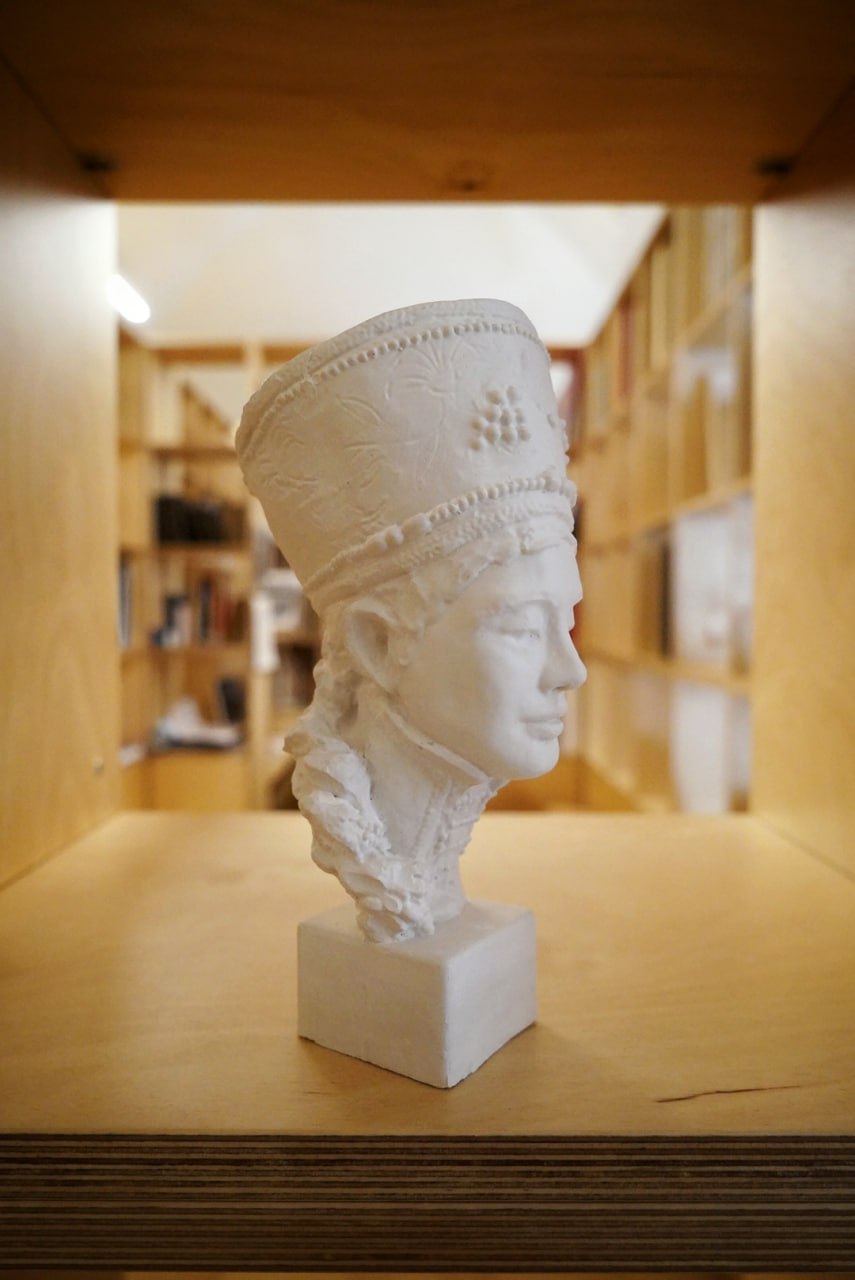 Приятно увидеть региональные мотивы на вещах прикладного характера: частичка родной земли всегда с тобой. Дизайнеры продолжают вдохновляться наследием Владимиро-Суздальского края и выпускать актуальные для современной жизни коллекции с местным колоритом. «Ключ-Медиа» собрал интересные художественные концепции, напоминающие о нашем культурном прошлом.