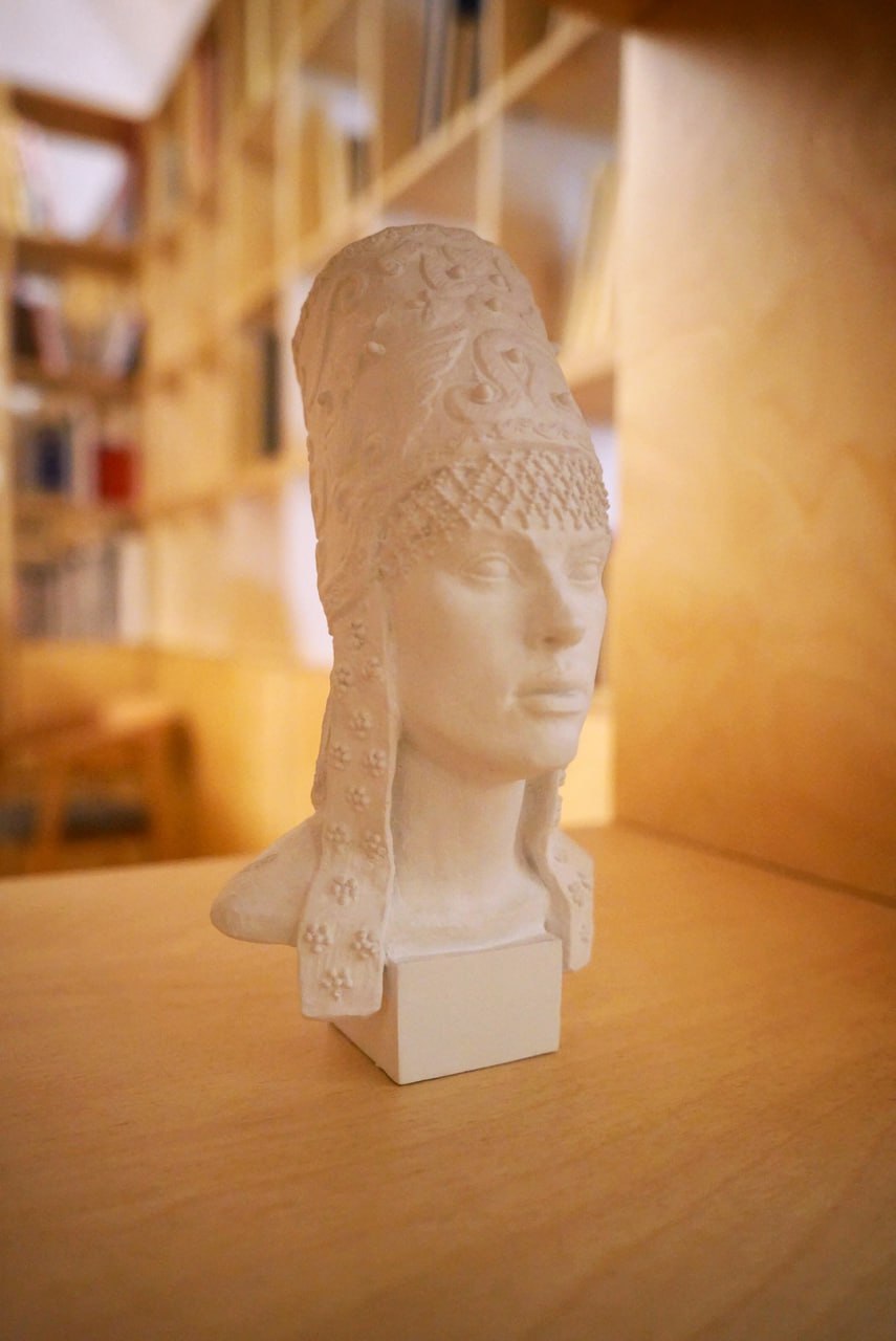 Приятно увидеть региональные мотивы на вещах прикладного характера: частичка родной земли всегда с тобой. Дизайнеры продолжают вдохновляться наследием Владимиро-Суздальского края и выпускать актуальные для современной жизни коллекции с местным колоритом. «Ключ-Медиа» собрал интересные художественные концепции, напоминающие о нашем культурном прошлом.