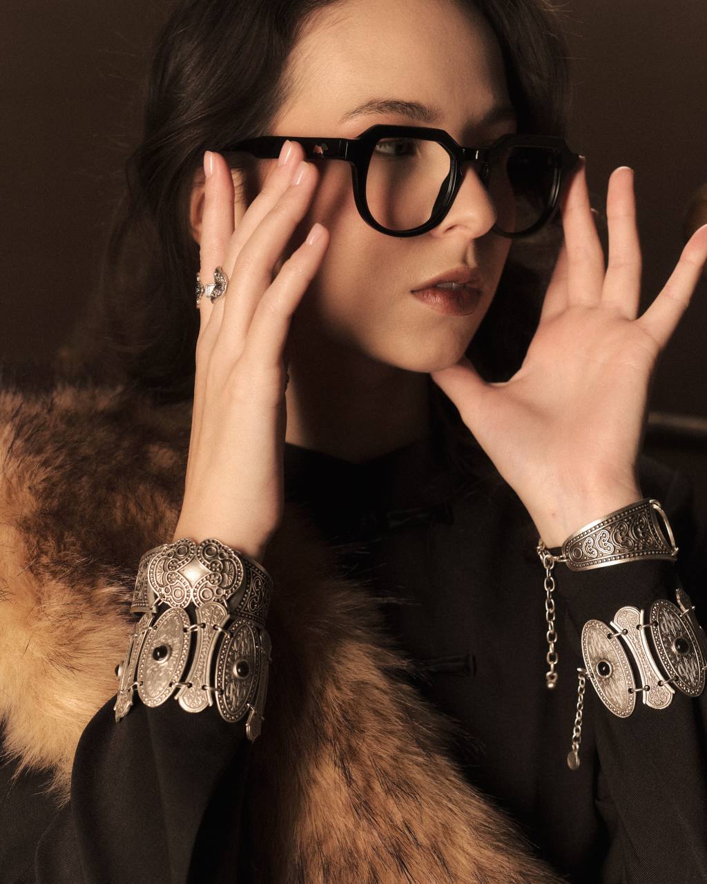 Приятно увидеть региональные мотивы на вещах прикладного характера: частичка родной земли всегда с тобой. Дизайнеры продолжают вдохновляться наследием Владимиро-Суздальского края и выпускать актуальные для современной жизни коллекции с местным колоритом. «Ключ-Медиа» собрал интересные художественные концепции, напоминающие о нашем культурном прошлом.