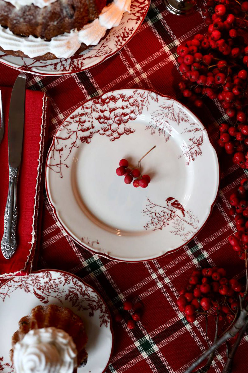 Приятно увидеть региональные мотивы на вещах прикладного характера: частичка родной земли всегда с тобой. Дизайнеры продолжают вдохновляться наследием Владимиро-Суздальского края и выпускать актуальные для современной жизни коллекции с местным колоритом. «Ключ-Медиа» собрал интересные художественные концепции, напоминающие о нашем культурном прошлом.