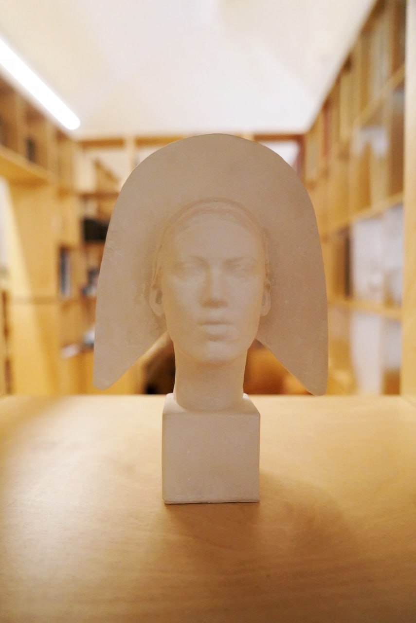 Приятно увидеть региональные мотивы на вещах прикладного характера: частичка родной земли всегда с тобой. Дизайнеры продолжают вдохновляться наследием Владимиро-Суздальского края и выпускать актуальные для современной жизни коллекции с местным колоритом. «Ключ-Медиа» собрал интересные художественные концепции, напоминающие о нашем культурном прошлом.