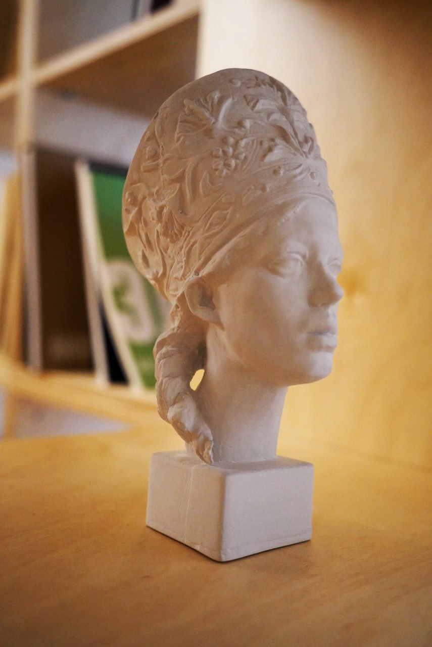 Приятно увидеть региональные мотивы на вещах прикладного характера: частичка родной земли всегда с тобой. Дизайнеры продолжают вдохновляться наследием Владимиро-Суздальского края и выпускать актуальные для современной жизни коллекции с местным колоритом. «Ключ-Медиа» собрал интересные художественные концепции, напоминающие о нашем культурном прошлом.