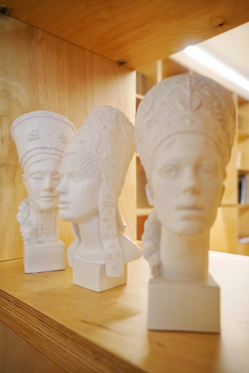 Приятно увидеть региональные мотивы на вещах прикладного характера: частичка родной земли всегда с тобой. Дизайнеры продолжают вдохновляться наследием Владимиро-Суздальского края и выпускать актуальные для современной жизни коллекции с местным колоритом. «Ключ-Медиа» собрал интересные художественные концепции, напоминающие о нашем культурном прошлом.