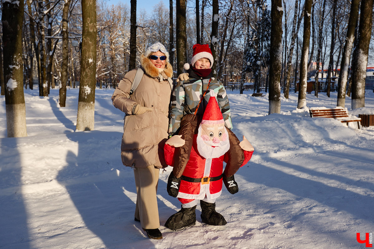 Во Владимире прошел традиционный забег Дедов Морозов и Снегурочек, а также других персонажей из мира фэнтези. Не испугал участников карнавала даже крепкий мороз. Желающие продемонстрировать свою скорость и оригинальные костюмы собрались в Центральном парке. Все лучшие образы — в нашем фоторепортаже!