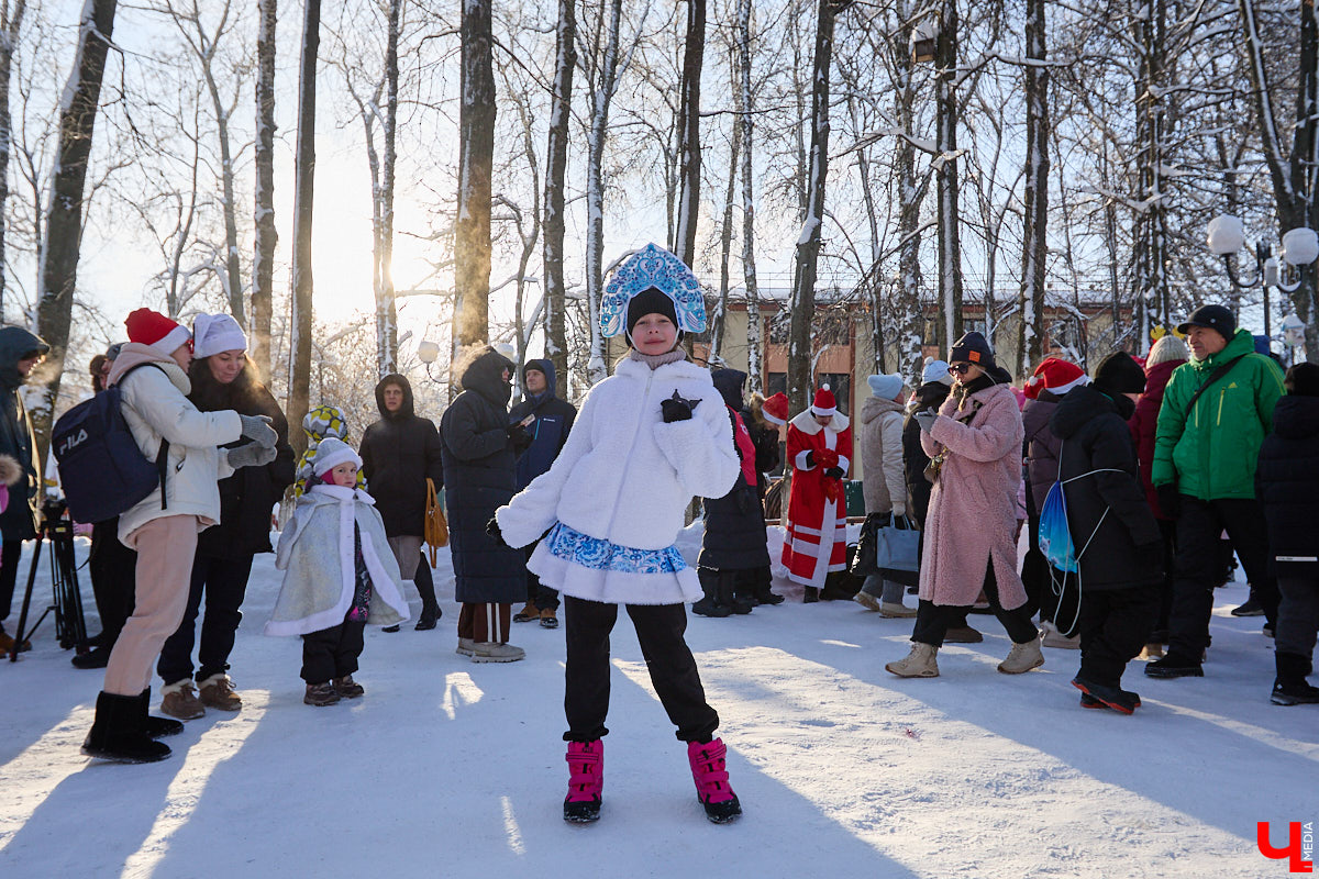 Во Владимире прошел традиционный забег Дедов Морозов и Снегурочек, а также других персонажей из мира фэнтези. Не испугал участников карнавала даже крепкий мороз. Желающие продемонстрировать свою скорость и оригинальные костюмы собрались в Центральном парке. Все лучшие образы — в нашем фоторепортаже!