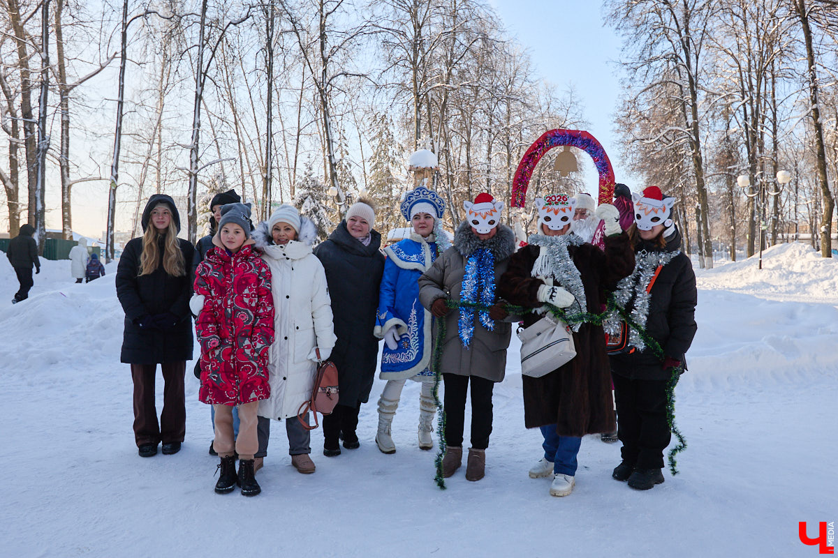 Во Владимире прошел традиционный забег Дедов Морозов и Снегурочек, а также других персонажей из мира фэнтези. Не испугал участников карнавала даже крепкий мороз. Желающие продемонстрировать свою скорость и оригинальные костюмы собрались в Центральном парке. Все лучшие образы — в нашем фоторепортаже!