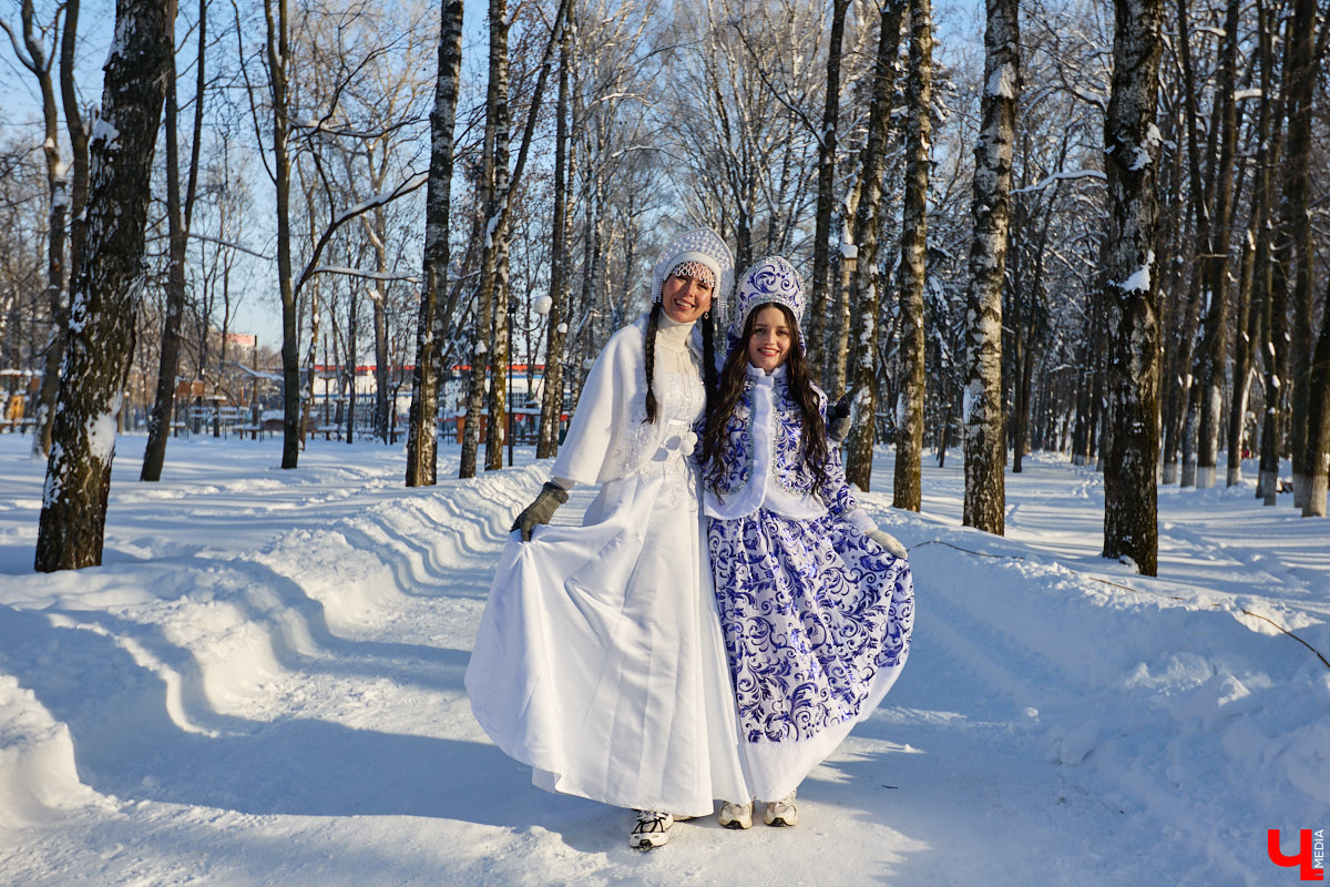 Во Владимире прошел традиционный забег Дедов Морозов и Снегурочек, а также других персонажей из мира фэнтези. Не испугал участников карнавала даже крепкий мороз. Желающие продемонстрировать свою скорость и оригинальные костюмы собрались в Центральном парке. Все лучшие образы — в нашем фоторепортаже!
