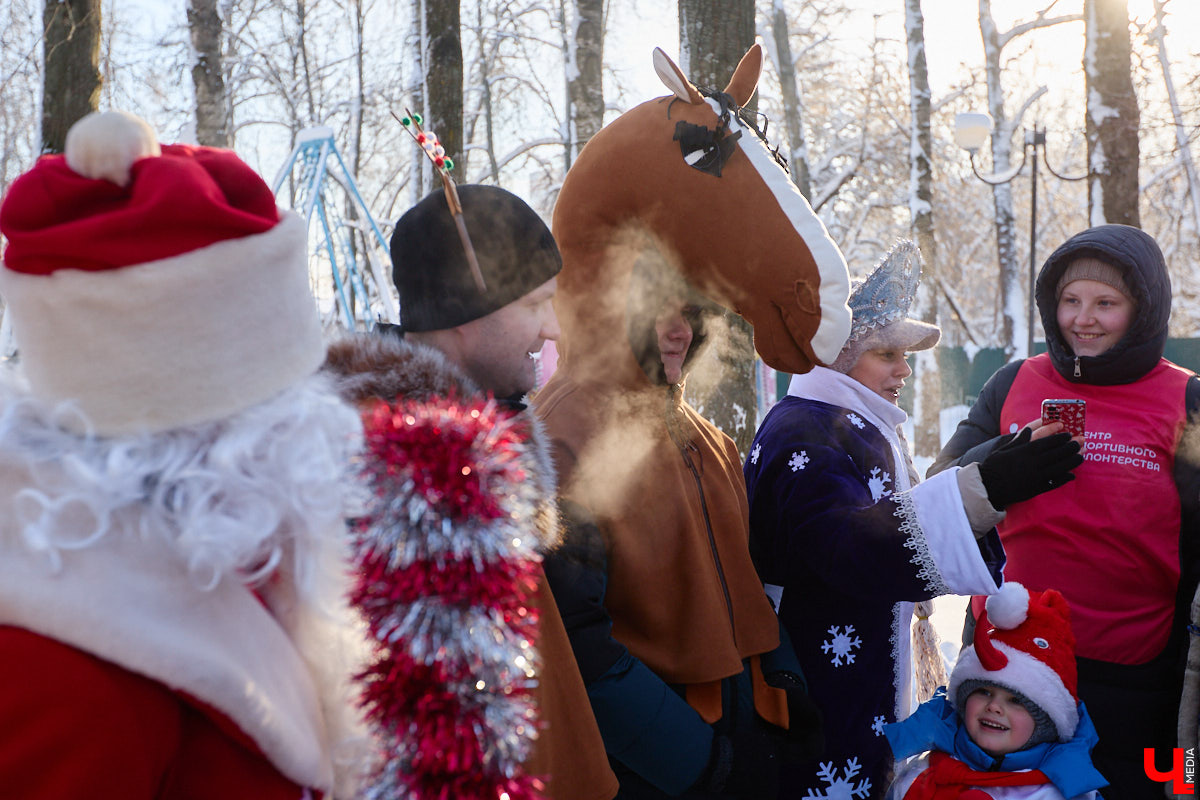 Во Владимире прошел традиционный забег Дедов Морозов и Снегурочек, а также других персонажей из мира фэнтези. Не испугал участников карнавала даже крепкий мороз. Желающие продемонстрировать свою скорость и оригинальные костюмы собрались в Центральном парке. Все лучшие образы — в нашем фоторепортаже!
