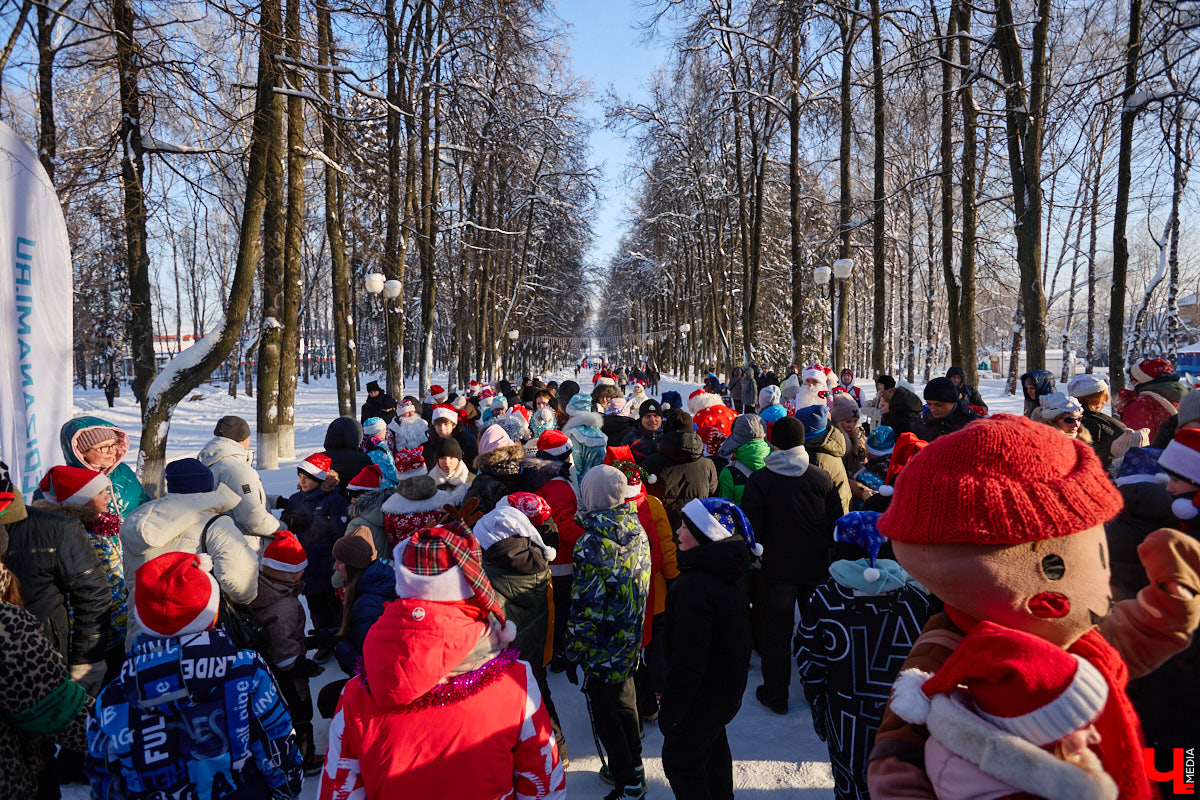 Во Владимире прошел традиционный забег Дедов Морозов и Снегурочек, а также других персонажей из мира фэнтези. Не испугал участников карнавала даже крепкий мороз. Желающие продемонстрировать свою скорость и оригинальные костюмы собрались в Центральном парке. Все лучшие образы — в нашем фоторепортаже!