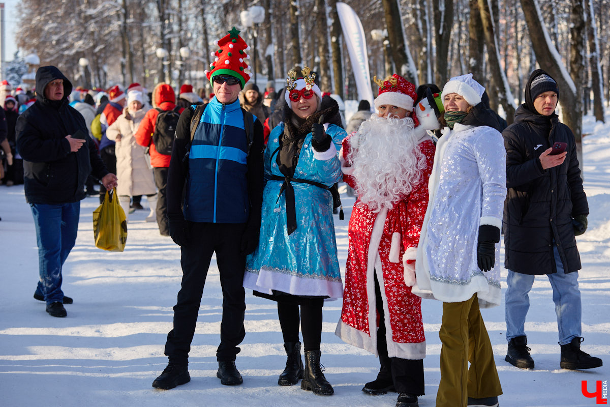 Во Владимире прошел традиционный забег Дедов Морозов и Снегурочек, а также других персонажей из мира фэнтези. Не испугал участников карнавала даже крепкий мороз. Желающие продемонстрировать свою скорость и оригинальные костюмы собрались в Центральном парке. Все лучшие образы — в нашем фоторепортаже!