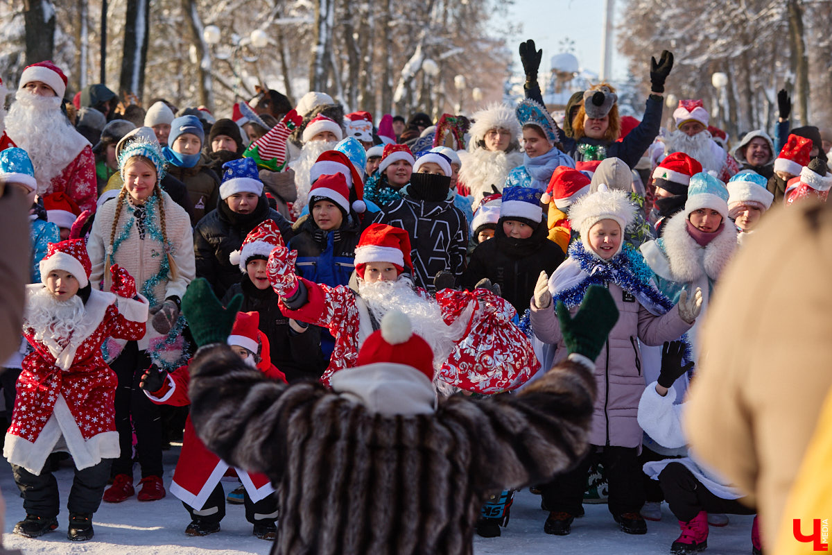 Во Владимире прошел традиционный забег Дедов Морозов и Снегурочек, а также других персонажей из мира фэнтези. Не испугал участников карнавала даже крепкий мороз. Желающие продемонстрировать свою скорость и оригинальные костюмы собрались в Центральном парке. Все лучшие образы — в нашем фоторепортаже!