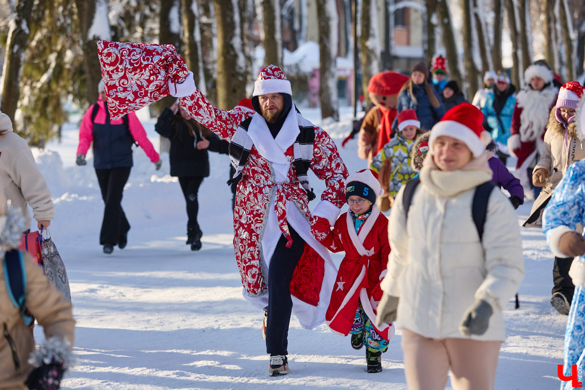 Во Владимире прошел традиционный забег Дедов Морозов и Снегурочек, а также других персонажей из мира фэнтези. Не испугал участников карнавала даже крепкий мороз. Желающие продемонстрировать свою скорость и оригинальные костюмы собрались в Центральном парке. Все лучшие образы — в нашем фоторепортаже!