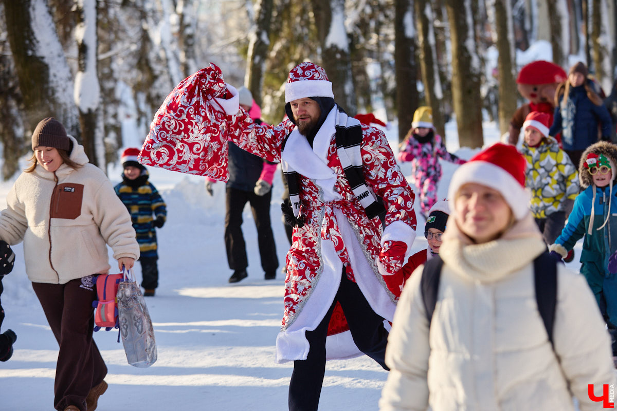 Во Владимире прошел традиционный забег Дедов Морозов и Снегурочек, а также других персонажей из мира фэнтези. Не испугал участников карнавала даже крепкий мороз. Желающие продемонстрировать свою скорость и оригинальные костюмы собрались в Центральном парке. Все лучшие образы — в нашем фоторепортаже!