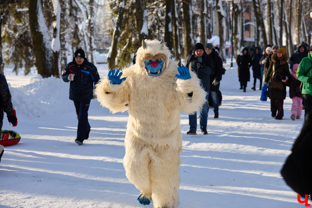 Во Владимире прошел традиционный забег Дедов Морозов и Снегурочек, а также других персонажей из мира фэнтези. Не испугал участников карнавала даже крепкий мороз. Желающие продемонстрировать свою скорость и оригинальные костюмы собрались в Центральном парке. Все лучшие образы — в нашем фоторепортаже!