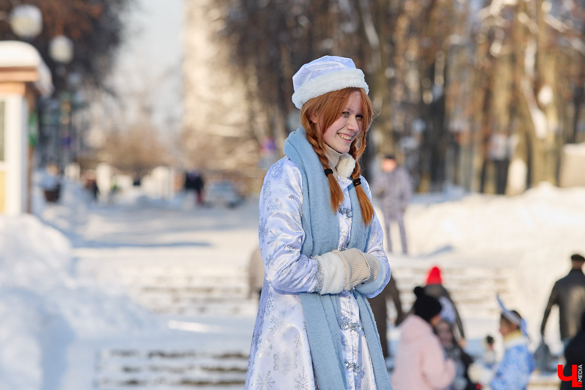 Во Владимире прошел традиционный забег Дедов Морозов и Снегурочек, а также других персонажей из мира фэнтези. Не испугал участников карнавала даже крепкий мороз. Желающие продемонстрировать свою скорость и оригинальные костюмы собрались в Центральном парке. Все лучшие образы — в нашем фоторепортаже!