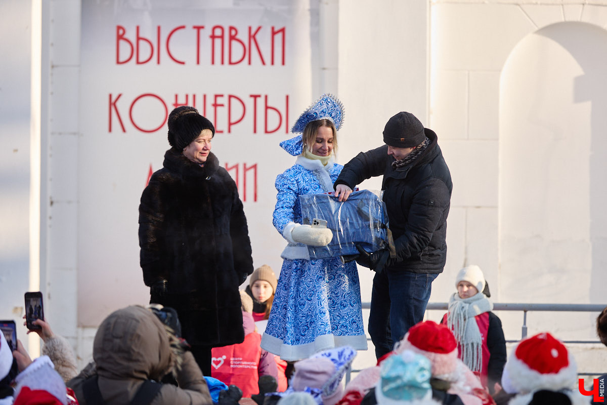 Во Владимире прошел традиционный забег Дедов Морозов и Снегурочек, а также других персонажей из мира фэнтези. Не испугал участников карнавала даже крепкий мороз. Желающие продемонстрировать свою скорость и оригинальные костюмы собрались в Центральном парке. Все лучшие образы — в нашем фоторепортаже!