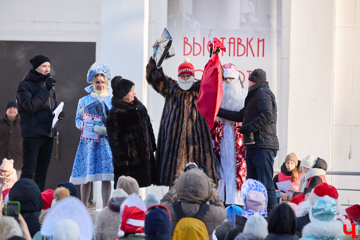 Во Владимире прошел традиционный забег Дедов Морозов и Снегурочек, а также других персонажей из мира фэнтези. Не испугал участников карнавала даже крепкий мороз. Желающие продемонстрировать свою скорость и оригинальные костюмы собрались в Центральном парке. Все лучшие образы — в нашем фоторепортаже!