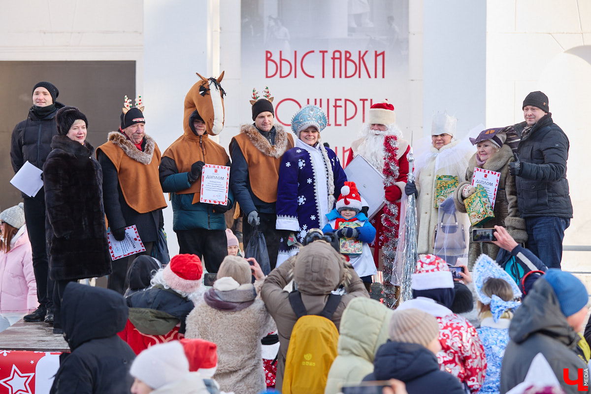 Во Владимире прошел традиционный забег Дедов Морозов и Снегурочек, а также других персонажей из мира фэнтези. Не испугал участников карнавала даже крепкий мороз. Желающие продемонстрировать свою скорость и оригинальные костюмы собрались в Центральном парке. Все лучшие образы — в нашем фоторепортаже!