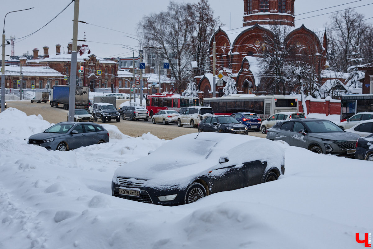 Владимир продолжает разгребать последствия рекордного снегопада — сугробы убрали далеко не везде. Чтобы работа шла быстрее, с улиц города будут эвакуировать транспорт, который мешает проезду спецтехники. Куда планируют перемещать машины с обочин, а также другие актуальные для автомобилистов новости рассказываем в дорожном обзоре.