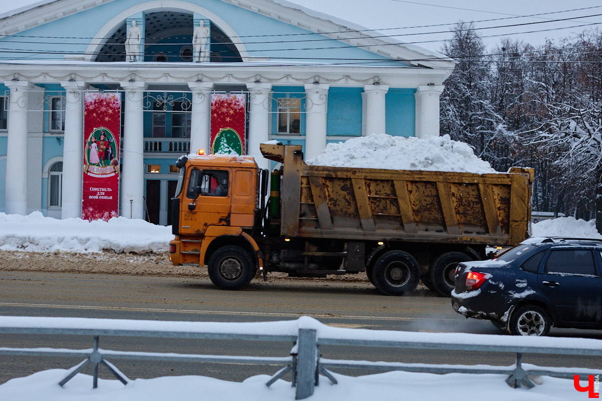 Владимир продолжает разгребать последствия рекордного снегопада — сугробы убрали далеко не везде. Чтобы работа шла быстрее, с улиц города будут эвакуировать транспорт, который мешает проезду спецтехники. Куда планируют перемещать машины с обочин, а также другие актуальные для автомобилистов новости рассказываем в дорожном обзоре.