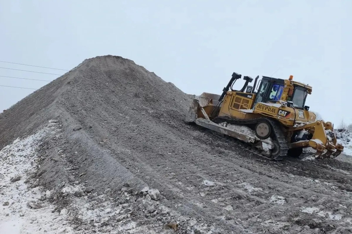 Владимир продолжает разгребать последствия рекордного снегопада — сугробы убрали далеко не везде. Чтобы работа шла быстрее, с улиц города будут эвакуировать транспорт, который мешает проезду спецтехники. Куда планируют перемещать машины с обочин, а также другие актуальные для автомобилистов новости рассказываем в дорожном обзоре.