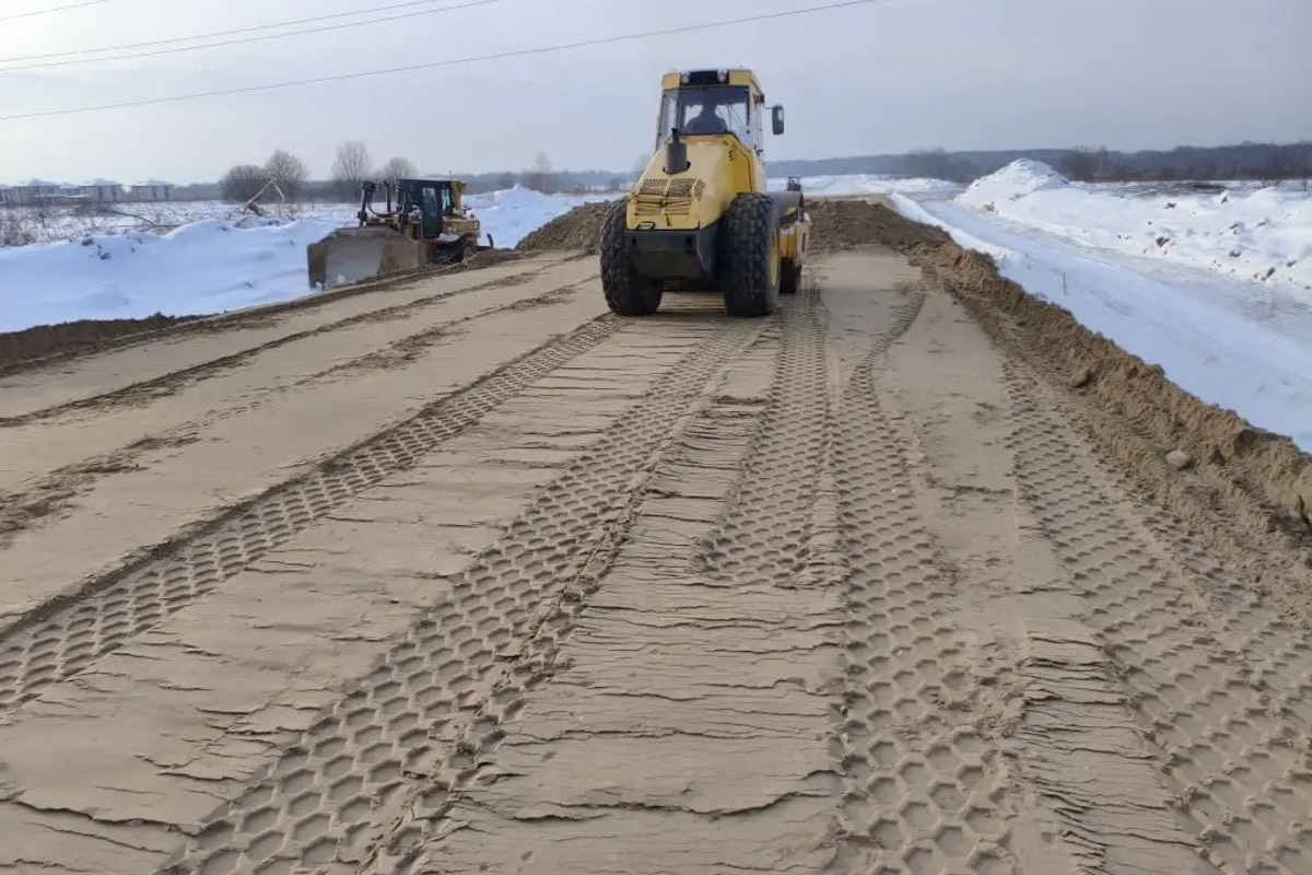 Владимир продолжает разгребать последствия рекордного снегопада — сугробы убрали далеко не везде. Чтобы работа шла быстрее, с улиц города будут эвакуировать транспорт, который мешает проезду спецтехники. Куда планируют перемещать машины с обочин, а также другие актуальные для автомобилистов новости рассказываем в дорожном обзоре.