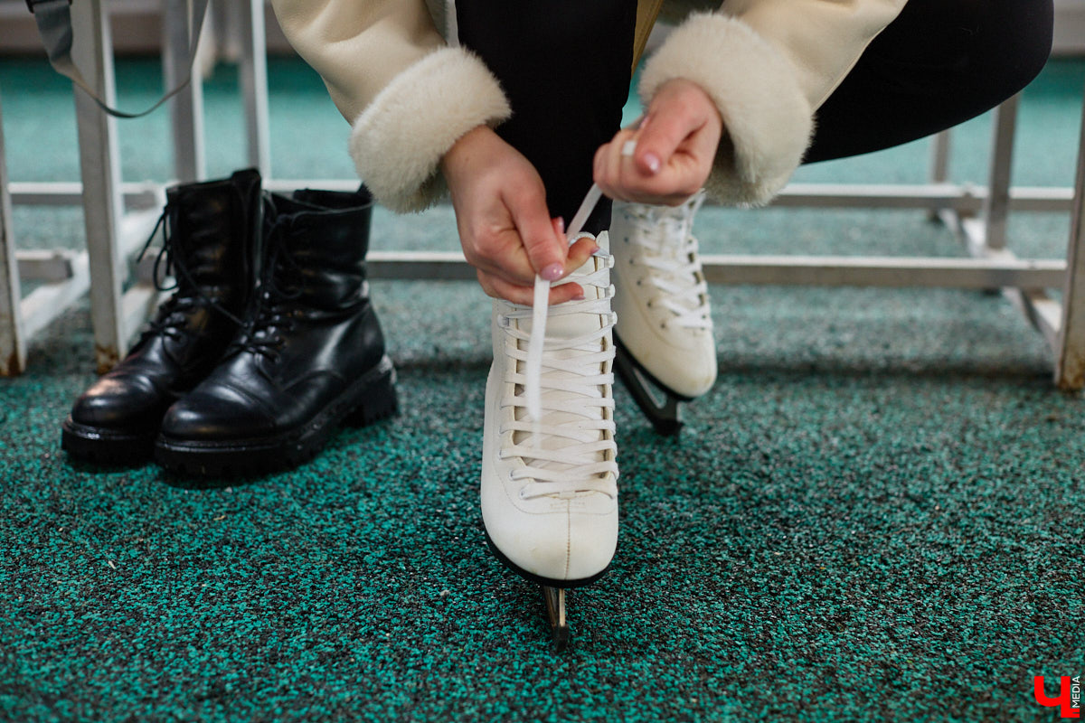 Хотите получить заряд энергии и   хорошего настроения   — отправляйтесь на   каток! Благо в   городе их   немало. Определить лучший   — задачка со   звездочкой, а   вот проверить главные из   них: в   Центральном парке, на   Пушкинском бульваре и   стадионе «Лыбедь»   — нам вполне под силу. Поехали!