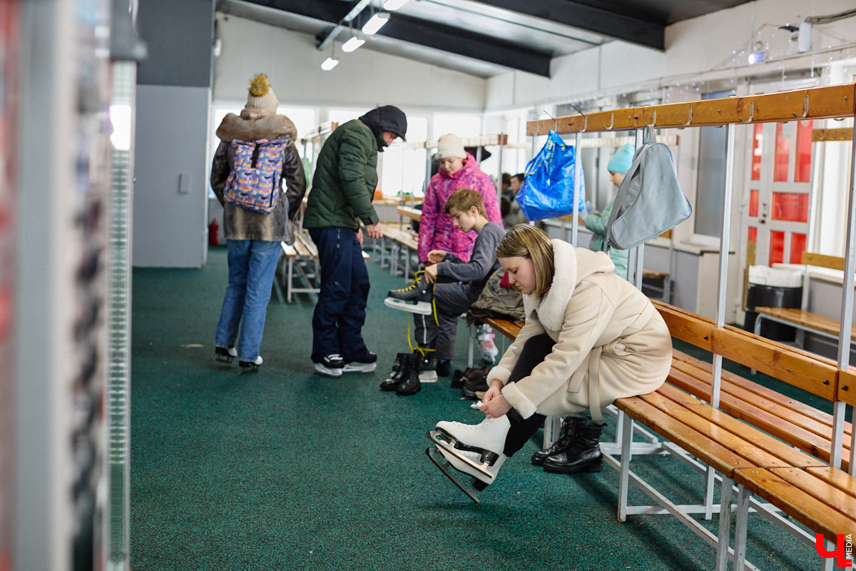 Хотите получить заряд энергии и   хорошего настроения   — отправляйтесь на   каток! Благо в   городе их   немало. Определить лучший   — задачка со   звездочкой, а   вот проверить главные из   них: в   Центральном парке, на   Пушкинском бульваре и   стадионе «Лыбедь»   — нам вполне под силу. Поехали!