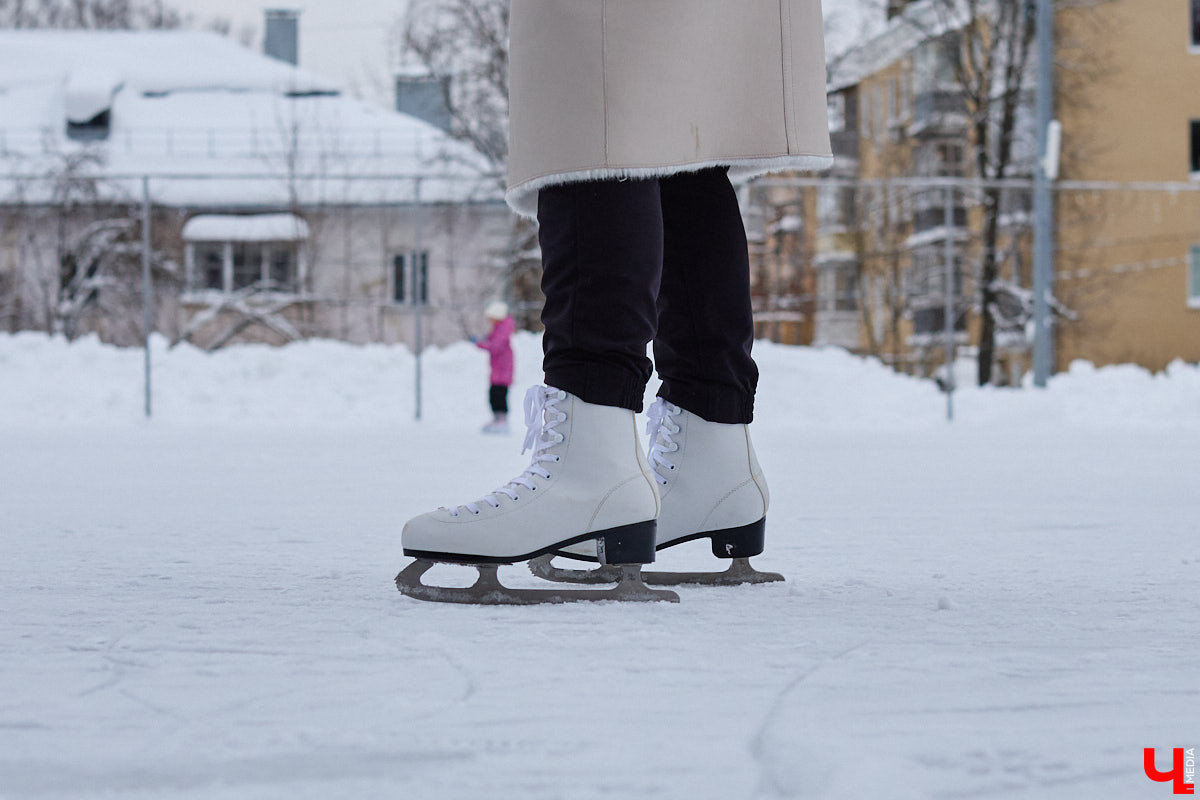 Хотите получить заряд энергии и   хорошего настроения   — отправляйтесь на   каток! Благо в   городе их   немало. Определить лучший   — задачка со   звездочкой, а   вот проверить главные из   них: в   Центральном парке, на   Пушкинском бульваре и   стадионе «Лыбедь»   — нам вполне под силу. Поехали!