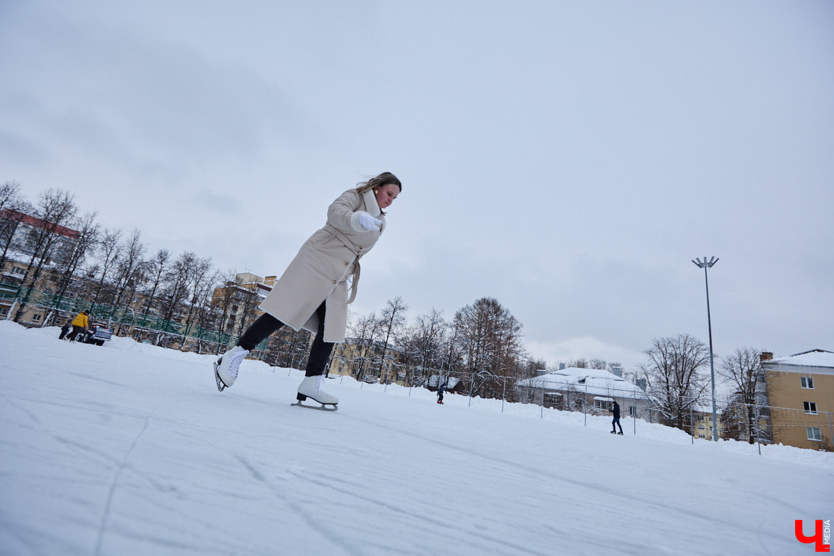 Хотите получить заряд энергии и   хорошего настроения   — отправляйтесь на   каток! Благо в   городе их   немало. Определить лучший   — задачка со   звездочкой, а   вот проверить главные из   них: в   Центральном парке, на   Пушкинском бульваре и   стадионе «Лыбедь»   — нам вполне под силу. Поехали!