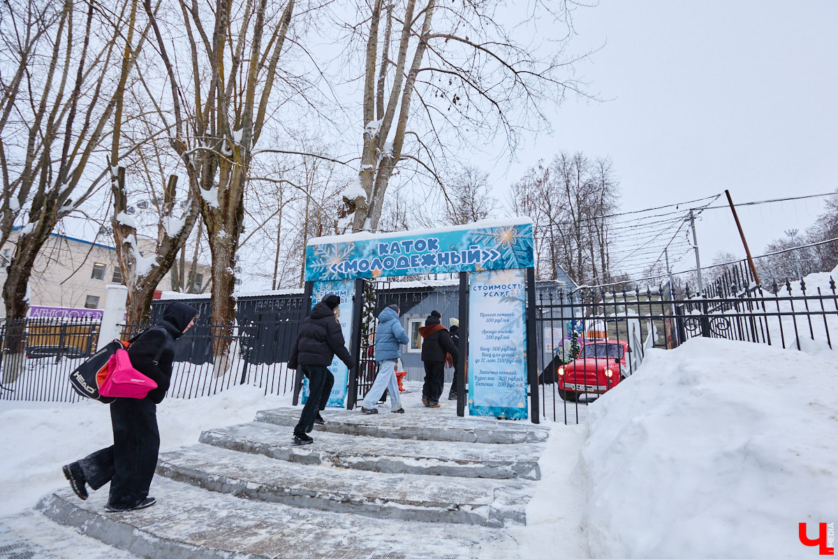 Хотите получить заряд энергии и   хорошего настроения   — отправляйтесь на   каток! Благо в   городе их   немало. Определить лучший   — задачка со   звездочкой, а   вот проверить главные из   них: в   Центральном парке, на   Пушкинском бульваре и   стадионе «Лыбедь»   — нам вполне под силу. Поехали!