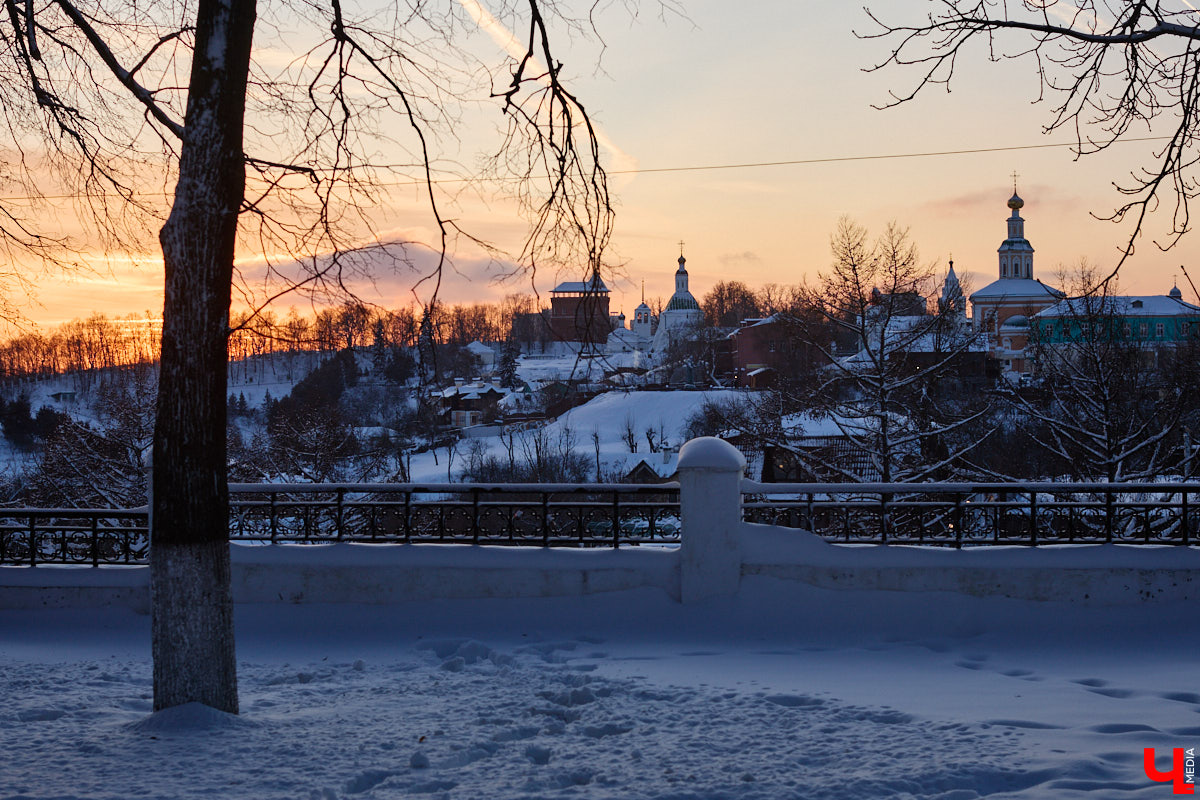 Хотите получить заряд энергии и   хорошего настроения   — отправляйтесь на   каток! Благо в   городе их   немало. Определить лучший   — задачка со   звездочкой, а   вот проверить главные из   них: в   Центральном парке, на   Пушкинском бульваре и   стадионе «Лыбедь»   — нам вполне под силу. Поехали!