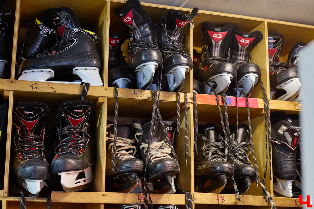 Хотите получить заряд энергии и   хорошего настроения   — отправляйтесь на   каток! Благо в   городе их   немало. Определить лучший   — задачка со   звездочкой, а   вот проверить главные из   них: в   Центральном парке, на   Пушкинском бульваре и   стадионе «Лыбедь»   — нам вполне под силу. Поехали!