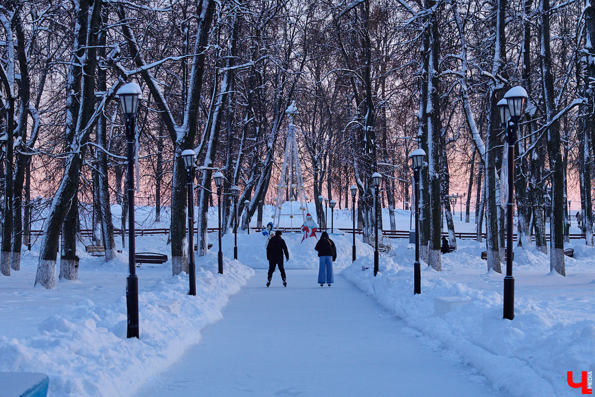 Хотите получить заряд энергии и   хорошего настроения   — отправляйтесь на   каток! Благо в   городе их   немало. Определить лучший   — задачка со   звездочкой, а   вот проверить главные из   них: в   Центральном парке, на   Пушкинском бульваре и   стадионе «Лыбедь»   — нам вполне под силу. Поехали!