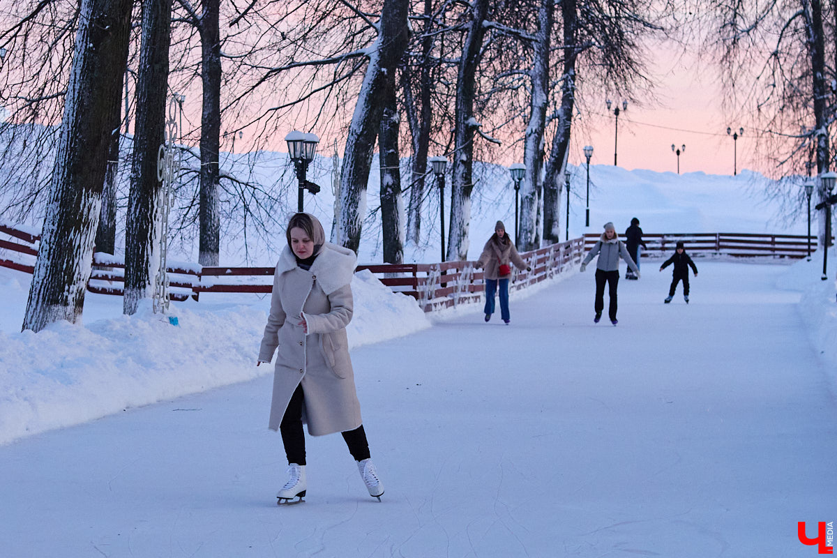 Хотите получить заряд энергии и   хорошего настроения   — отправляйтесь на   каток! Благо в   городе их   немало. Определить лучший   — задачка со   звездочкой, а   вот проверить главные из   них: в   Центральном парке, на   Пушкинском бульваре и   стадионе «Лыбедь»   — нам вполне под силу. Поехали!