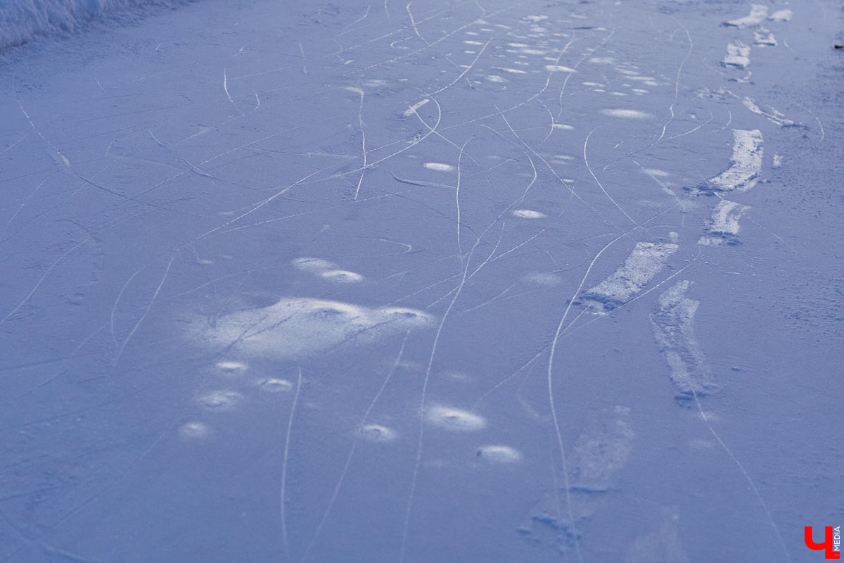 Хотите получить заряд энергии и   хорошего настроения   — отправляйтесь на   каток! Благо в   городе их   немало. Определить лучший   — задачка со   звездочкой, а   вот проверить главные из   них: в   Центральном парке, на   Пушкинском бульваре и   стадионе «Лыбедь»   — нам вполне под силу. Поехали!