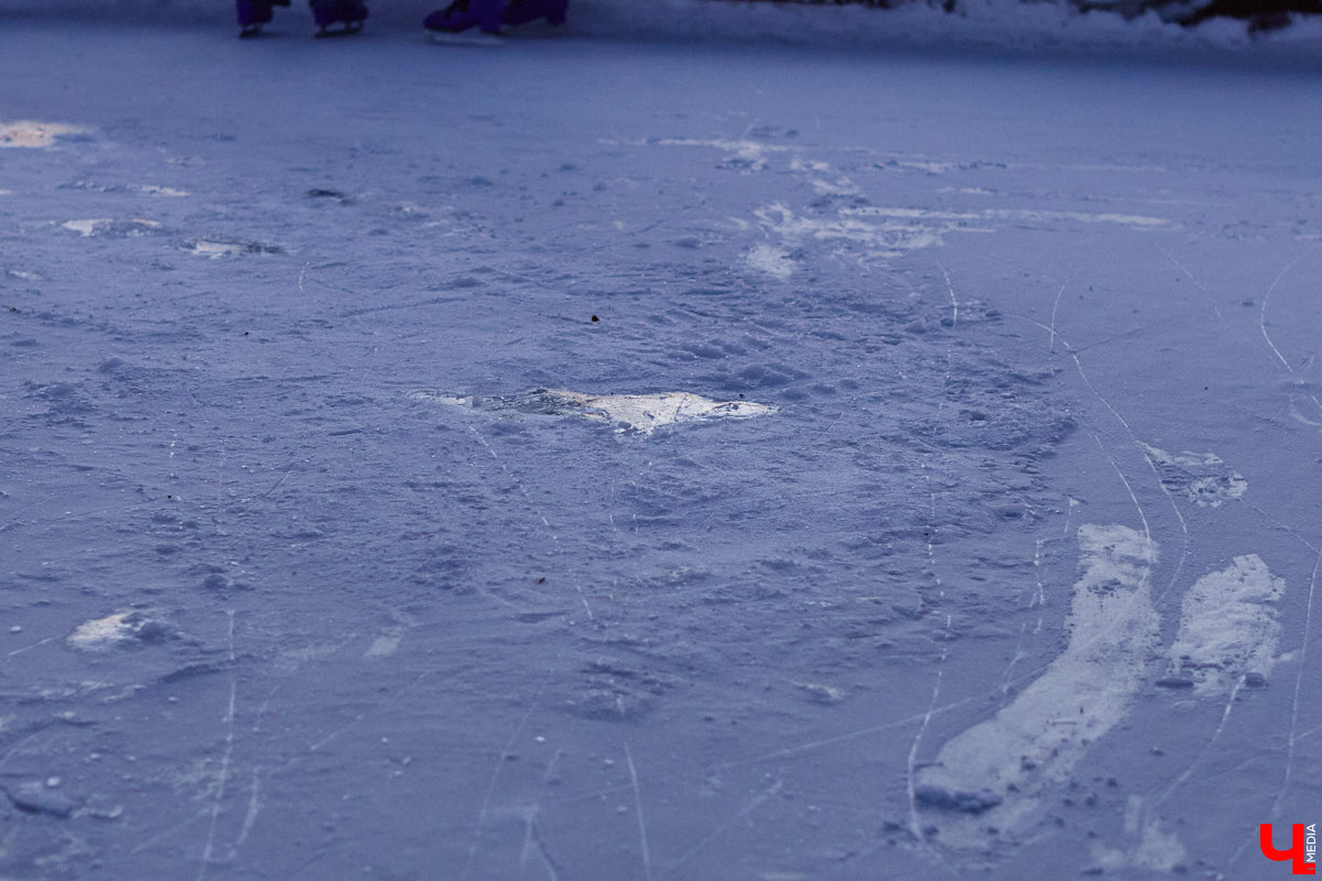 Хотите получить заряд энергии и   хорошего настроения   — отправляйтесь на   каток! Благо в   городе их   немало. Определить лучший   — задачка со   звездочкой, а   вот проверить главные из   них: в   Центральном парке, на   Пушкинском бульваре и   стадионе «Лыбедь»   — нам вполне под силу. Поехали!