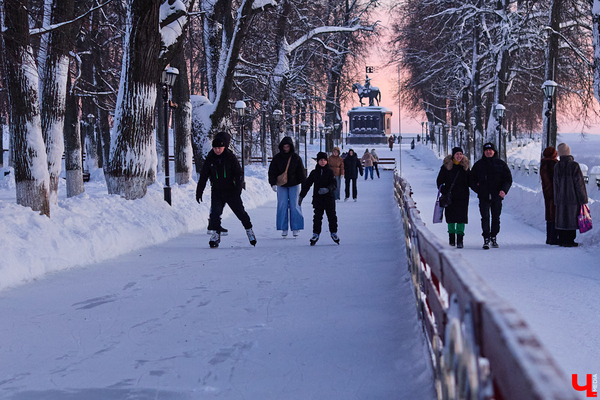 Хотите получить заряд энергии и   хорошего настроения   — отправляйтесь на   каток! Благо в   городе их   немало. Определить лучший   — задачка со   звездочкой, а   вот проверить главные из   них: в   Центральном парке, на   Пушкинском бульваре и   стадионе «Лыбедь»   — нам вполне под силу. Поехали!