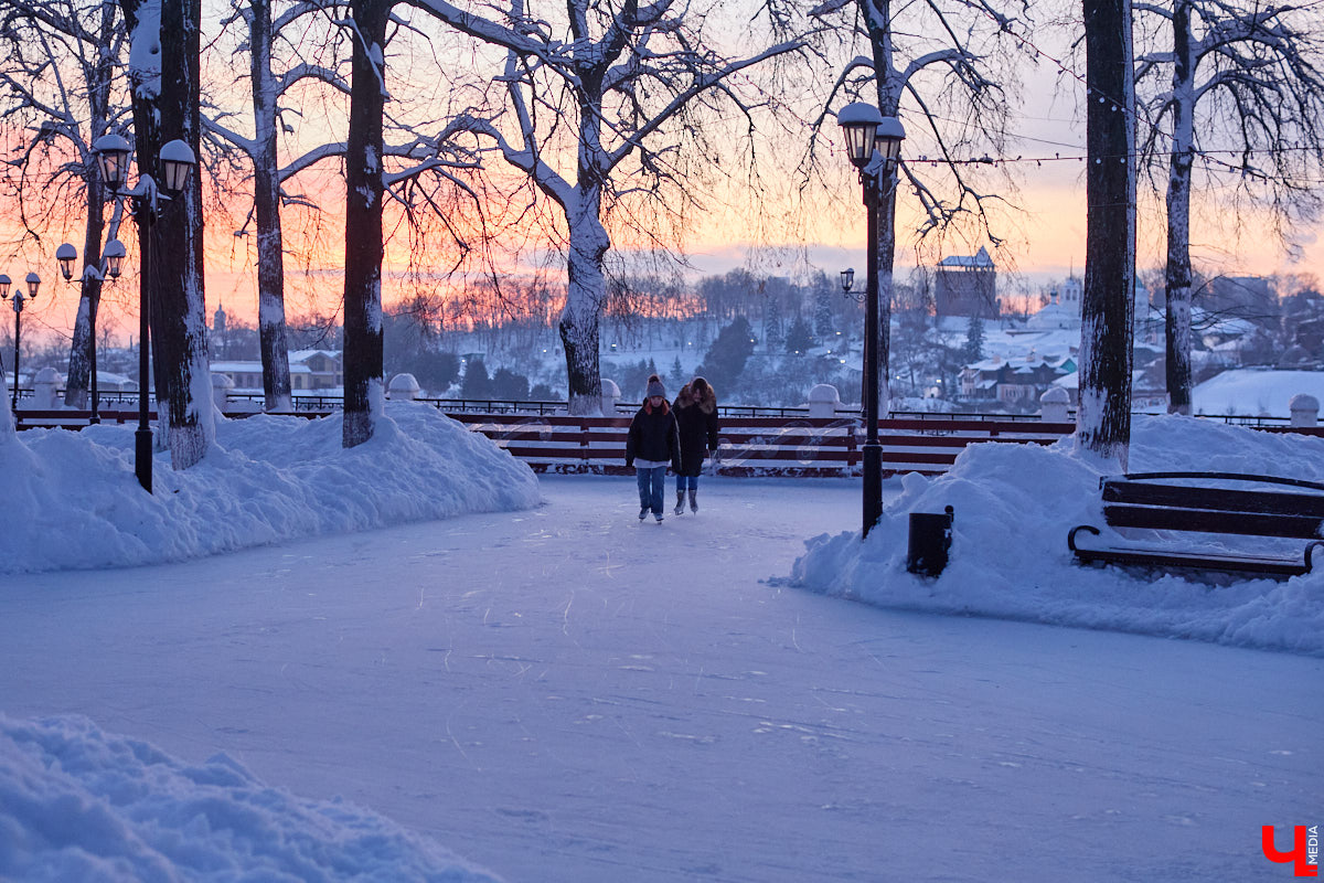 Хотите получить заряд энергии и   хорошего настроения   — отправляйтесь на   каток! Благо в   городе их   немало. Определить лучший   — задачка со   звездочкой, а   вот проверить главные из   них: в   Центральном парке, на   Пушкинском бульваре и   стадионе «Лыбедь»   — нам вполне под силу. Поехали!