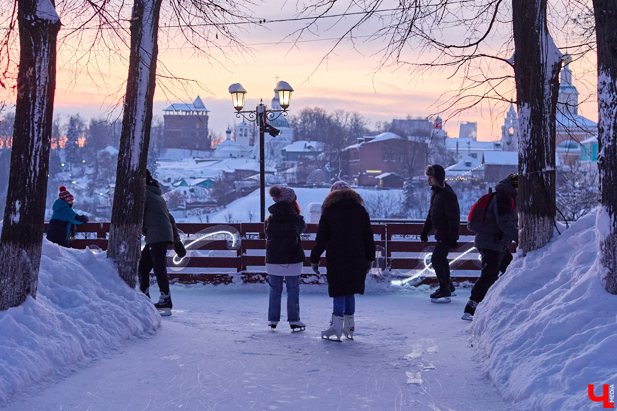 Хотите получить заряд энергии и   хорошего настроения   — отправляйтесь на   каток! Благо в   городе их   немало. Определить лучший   — задачка со   звездочкой, а   вот проверить главные из   них: в   Центральном парке, на   Пушкинском бульваре и   стадионе «Лыбедь»   — нам вполне под силу. Поехали!
