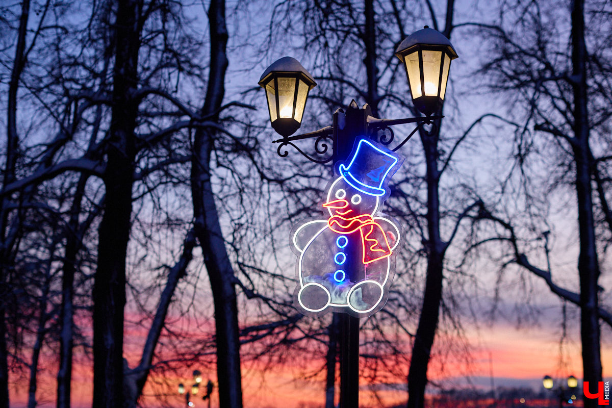 Хотите получить заряд энергии и   хорошего настроения   — отправляйтесь на   каток! Благо в   городе их   немало. Определить лучший   — задачка со   звездочкой, а   вот проверить главные из   них: в   Центральном парке, на   Пушкинском бульваре и   стадионе «Лыбедь»   — нам вполне под силу. Поехали!